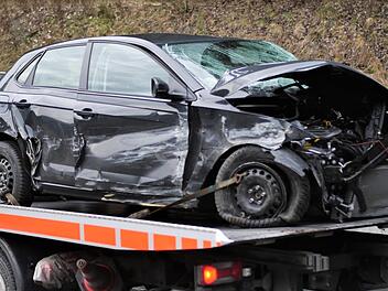 Der Aufprall des Busses war so heftig, dass der VW Polo komplett demoliert wurde. Der Fahrer wurde schwer verletzt.  Fotos: Sandra Hackenberg