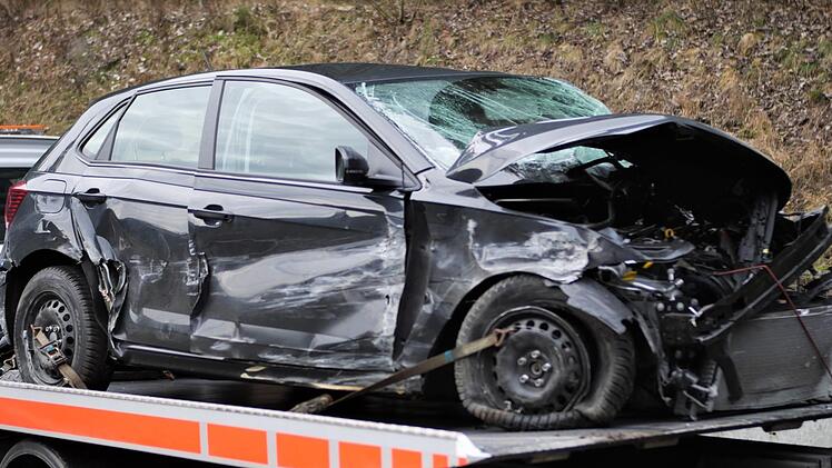Der Aufprall des Busses war so heftig, dass der VW Polo komplett demoliert wurde. Der Fahrer wurde schwer verletzt.  Fotos: Sandra Hackenberg