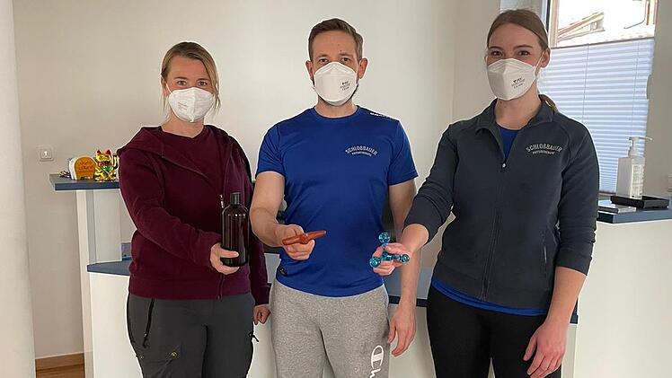 Manuela Jung (von links), Marius Schloßbauer und Nadine Neder haben für den guten Zweck, "Aktion Deutschland hilft - Nothilfe Ukraine" massiert.