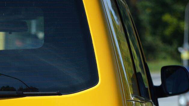 Kreis Bamberg: Paketbote missachtet Vorfahrt - Rollerfahrer bremst und st&uuml;rzt