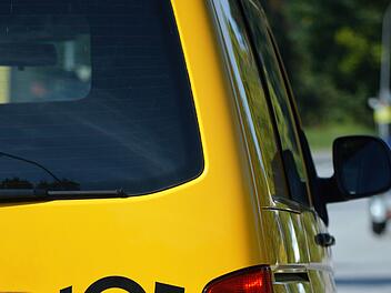 Kreis Bamberg: Paketbote missachtet Vorfahrt - Rollerfahrer bremst und stürzt