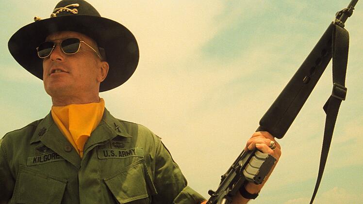 Oberst Kilgore (Robert Duvall) ist ein skrupelloser Soldat, der zu Wagners "Walk&uuml;renritt" ein vietnamesisches Dorf unter Beschuss nehmen l&auml;sst.