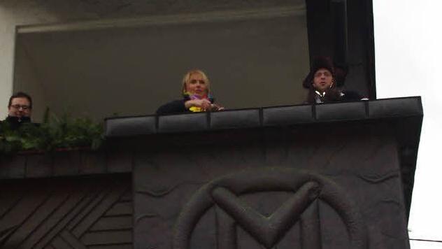 Wenn es vom Balkon Brezeln regnet...  Fotos: Heihe Schülein