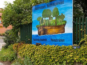Prototyp der etwas anderen Art von "Nationalparkschildern" . Das Schild der Nationalparkfreunde steht in Karbach.  Foto: p.