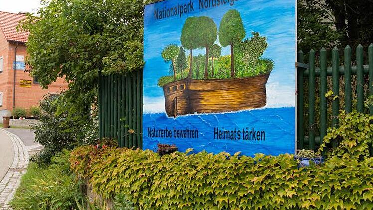 Prototyp der etwas anderen Art von "Nationalparkschildern" . Das Schild der Nationalparkfreunde steht in Karbach.  Foto: p.
