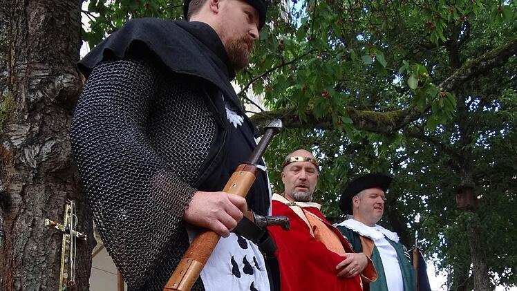 Sie vollzogen die Erhebung in den Adelsstand (von links): Baron Barbarossa de Vert, Pfalzgraf Matthias von Wallenrode und Bürgermeister Jürgen Hennemann.