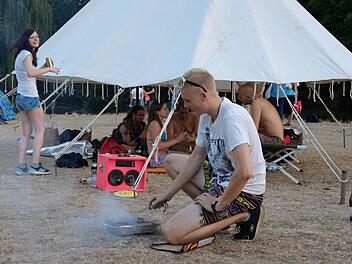 Max grillt in Nürnberg mit seinen Freunden. Foto: Nikolas Pelke