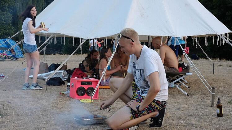 Max grillt in Nürnberg mit seinen Freunden. Foto: Nikolas Pelke