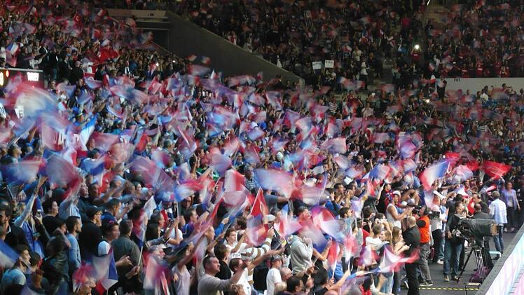Die Tricolore wohin man schaut. Im Pierre-Mauroy-Stadium gab es am Samstagabend nur Frankreich. Foto: Udo Schilling