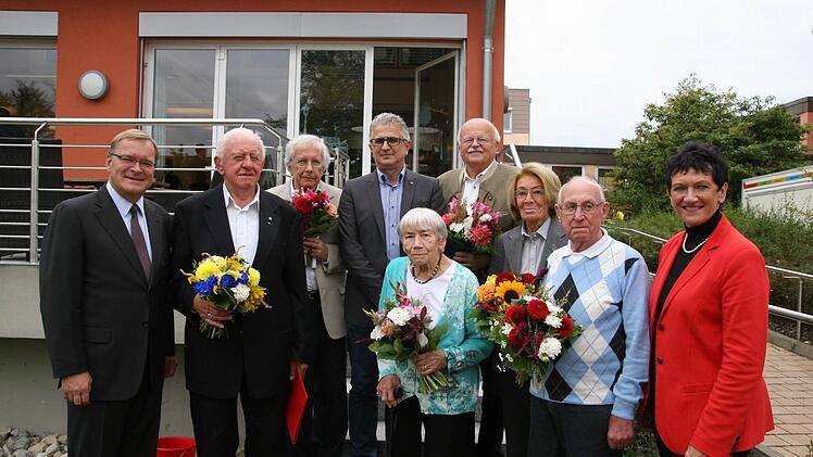 Ehrungen treuester Mitglieder nahm der SPD-Kreisverband Bamberg Stadt im Konferenzraum der Arbeiterwohlfahrt vor.Zwischen Oberbürgermeister Andreas Starke und der SPD-Landtagsabgeordneten Inge Aures haben sich die treuesten Mitglieder um den SPD-Kreisvorsitzenden Felix Holland (hinten Mitte) geschart: Johann Daum, Professor Dr. Herbert Selg, Christel Luscher, Theo Blank, Annrie de With und Hans Geck (von links). Foto: Werner Baier