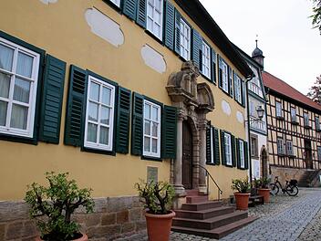 Wenn Ende des Jahres diese Hausarztpraxis in der Altstadt, in direkter Nachbarschaft zum Rathaus, schließt, kommt in Seßlach auf rund 4000 Einwohner nur noch ein Hausarzt, in Dietersdorf. Bisher seien alle Gespräche mit möglichen Nachfolgern gescheitert, teilte Bürgermeister Martin Mittag in der Bürgerversammlung im Siedlerheim am Mittwochabend mit. Foto: Bettina Knauth