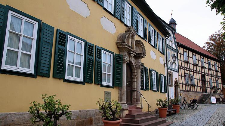 Wenn Ende des Jahres diese Hausarztpraxis in der Altstadt, in direkter Nachbarschaft zum Rathaus, schließt, kommt in Seßlach auf rund 4000 Einwohner nur noch ein Hausarzt, in Dietersdorf. Bisher seien alle Gespräche mit möglichen Nachfolgern gescheitert, teilte Bürgermeister Martin Mittag in der Bürgerversammlung im Siedlerheim am Mittwochabend mit. Foto: Bettina Knauth