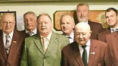 Ehrungen beim Männergesangsverein Fechheim (von links): Ulrich Eckard, Hardi Bischoff, Hans-Dieter Bauer, Horst Beyer, Herbert Oerl, Günter Georg, Gruppenführer der Sängergruppe Muppberg des fränkischen Sängerbundes, Walter Eckard, Herbert Engelhardt, Willy Großmann, Jannic Schneider, Hans-Jürgen Schmid, Kurt-Heinz Fischer, Chorleiter Ralf Fischer und Vorsitzender Gerhard Baudler. Foto: Daniela Pondelicek