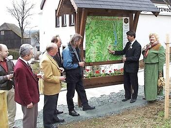 Eine Orientierungshilfe für das wandernde Volk: eine Wandertafel beim Mehrzweckhaus  Foto: Hans Franz