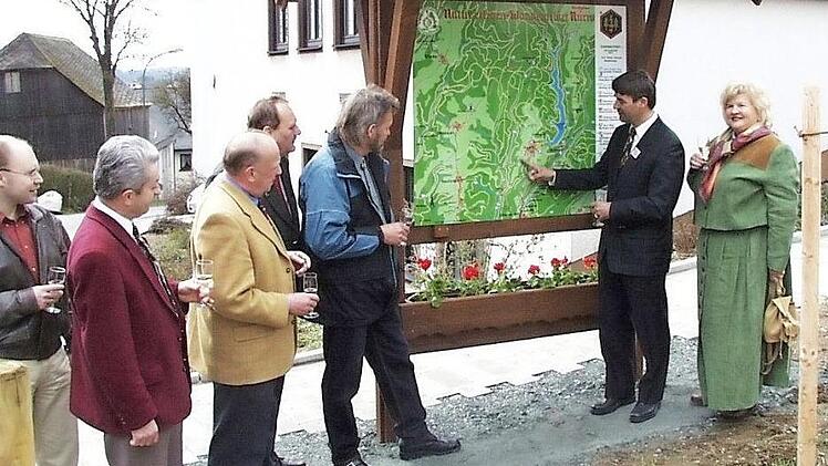 Eine Orientierungshilfe für das wandernde Volk: eine Wandertafel beim Mehrzweckhaus  Foto: Hans Franz