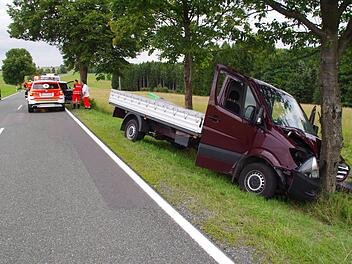 Ein 47-Jähriger ist bei Nordhalben im Kreis Kronach mit seinem Lieferwagen gegen einen Baum geprallt. Doch nicht jeder wollte ihm helfen. Foto: Marco Meißner