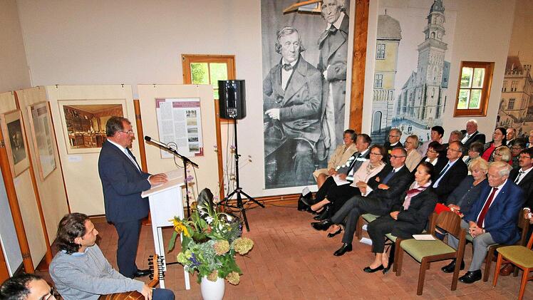 Den Festvortrag beim Kulturempfang des Bezirks Unterfranken auf Schloss Aschach hielt Bezirkstagspräsident Erwin Dotzel (dritter von links). Foto: Dieter Britz