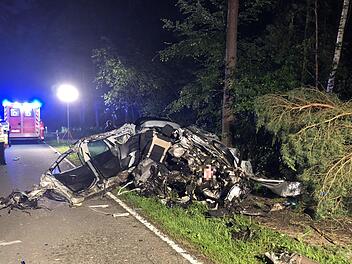Bei einem schweren Unfall in den fr&uuml;hen Stunden des Freitagmorgen ist ein Autofahrer im Kreis Forchheim t&ouml;dlich verungl&uuml;ckt.  Foto: NEWS5/Merzbach