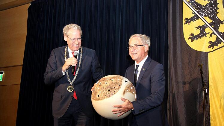 Auch diese Keramik für die Stadt übergab German Hacker an Hans-Peter Schlagholz.