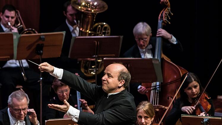 Enthusiastischen Beifall gab es für alle Mitwirkenden beim 33. Coburger Neujahrskonzert. Roland Kluttig dirigierte das Philharmonische Orchester, Solistinnen waren die Geigerin Megumi Ikeda und die Sängerinnen Kora Pavelic und Francesca Paratore. Die Moderation übernahm Intendant Bernhard F. Loges.Foto: Jochen Berger