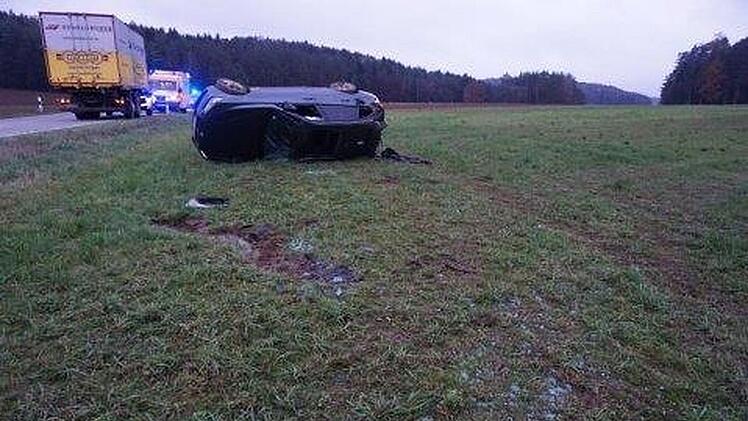 Auf einer Staatsstra&szlig;e bei Wiesenttal hat sich ein 21-J&auml;hriger mit seinem Auto &uuml;berschlagen.