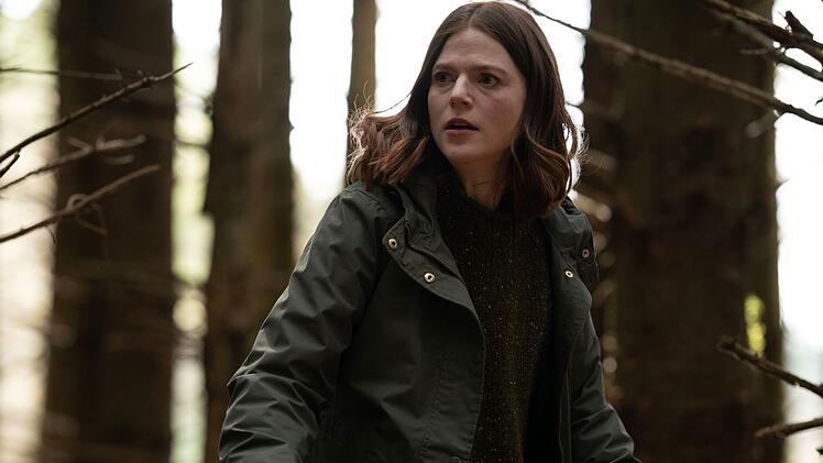 Kirsten Longacre (Rose Leslie) hat im Wald etwas geh&ouml;rt - und geht dieser Spur nach.