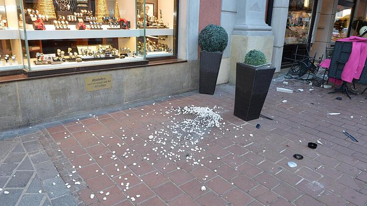 Splitter lagen auf dem Gehweg.