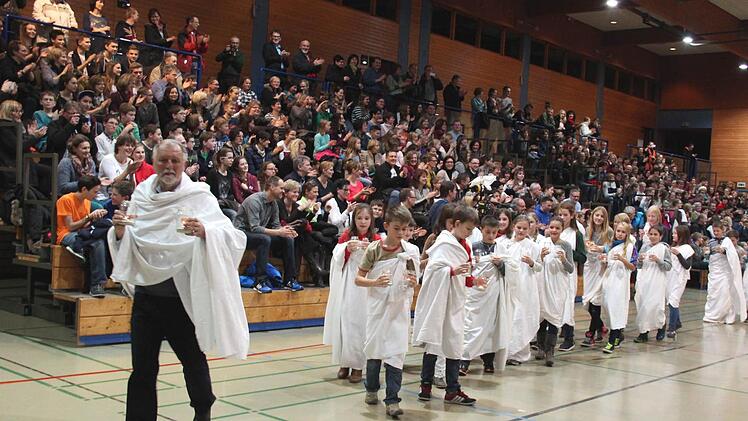 Die kleinen Römer (6.Kl.) ziehen mit U. Günther mit Kerzen ein .