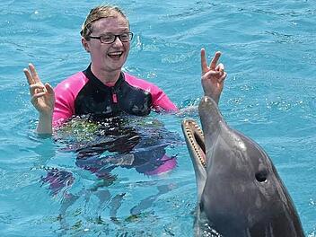 Drei Delfintherapien haben Maria Zwosta unheimlich viel gebracht. Davon sind ihre Eltern Martina und Dieter mehr als überzeugt. Foto: privat