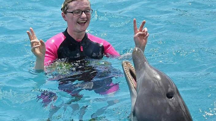 Drei Delfintherapien haben Maria Zwosta unheimlich viel gebracht. Davon sind ihre Eltern Martina und Dieter mehr als überzeugt. Foto: privat