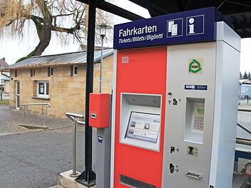 Karten gibt es momentan nur am Automaten, der Kiosk im Hintergrund steht leer.  Fotos: Tobias Kindermann