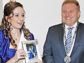 Die Bad Kissinger Rosenkönigin Vera Hauck, die aus Poppenlauer stammt, überreichte beim Neujahrsempfang in Maßbach Bürgermeister Matthias Klement ein gerahmtes Foto, das nun sicher seinen Schreibtisch zieren wird.  Foto: Dieter Britz