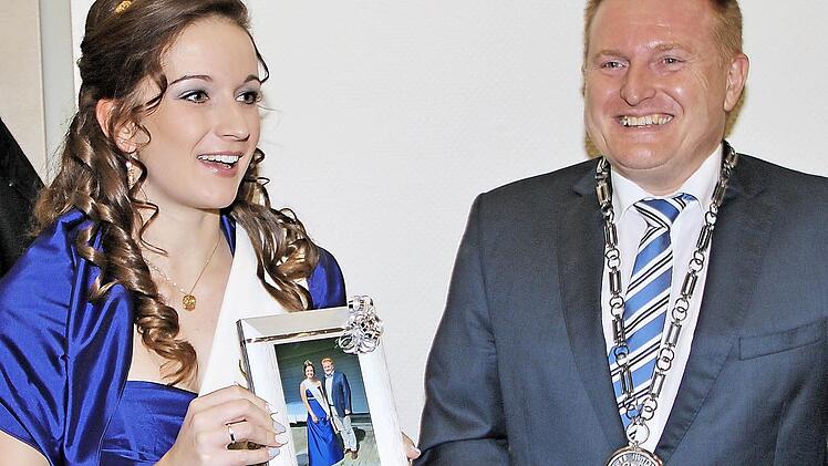 Die Bad Kissinger Rosenkönigin Vera Hauck, die aus Poppenlauer stammt, überreichte beim Neujahrsempfang in Maßbach Bürgermeister Matthias Klement ein gerahmtes Foto, das nun sicher seinen Schreibtisch zieren wird.  Foto: Dieter Britz
