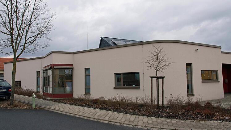 Vom Kinderboom völlig überrascht, muss die Stadt Haßfurt dringend die städtische Kindertagesstätte "Zwergenhaus" um eine weitere Kindergartengruppe erweitern. Wie Stephan Schneider, Leiter der Hauptverwaltung, erklärte, könne das bestehende Gebäude, in dem eine Kindergartengruppe untergebracht sei (im Bild), noch aufgestockt werden.