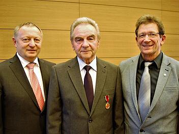 Landrat Thomas Bold (von links) zeichnete Georg Stöth (77) aus Fuchsstadt und Thomas Schmitt (62) aus Theinfeld aus. Nicht persönlich konnte Edith Fass aus Riedenberg ihr bayerisches Ehrenzeichen entgegennehmen.