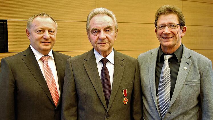 Landrat Thomas Bold (von links) zeichnete Georg Stöth (77) aus Fuchsstadt und Thomas Schmitt (62) aus Theinfeld aus. Nicht persönlich konnte Edith Fass aus Riedenberg ihr bayerisches Ehrenzeichen entgegennehmen.