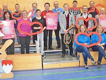 Künstler und Organisatoren zeigen ein großes Herz für "1000 Herzen" und freuen sich schon auf das Rennsteigfest am 18. März in der Rennsteighalle Steinbach am Wald - mit im Bild Bürgermeister Thomas Löffler (rechts stehend), Herta Burkert-Mazur, Kristin Rempt (erste Reihe stehend 2. und 3. v links) und Gerhard Burkert-Mazur (zweite Reihe stehend 4. v. l.). Foto: K.- H. Hofmann