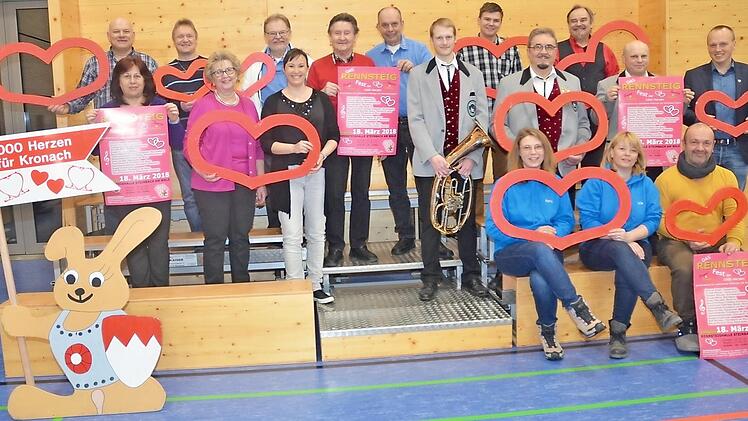 Künstler und Organisatoren zeigen ein großes Herz für "1000 Herzen" und freuen sich schon auf das Rennsteigfest am 18. März in der Rennsteighalle Steinbach am Wald - mit im Bild Bürgermeister Thomas Löffler (rechts stehend), Herta Burkert-Mazur, Kristin Rempt (erste Reihe stehend 2. und 3. v links) und Gerhard Burkert-Mazur (zweite Reihe stehend 4. v. l.). Foto: K.- H. Hofmann