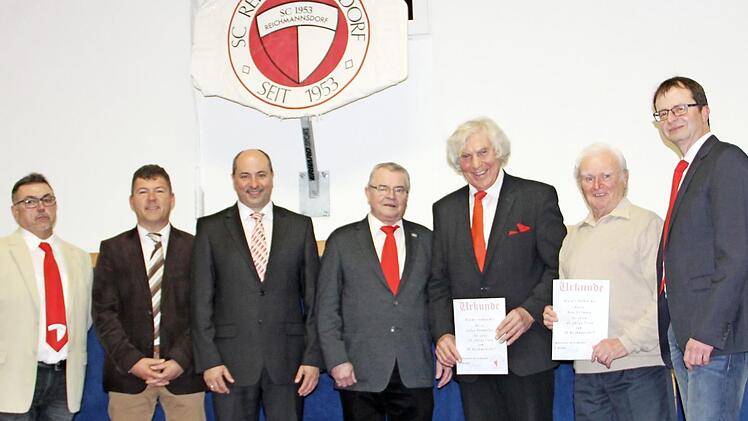 65 Jahre beim SCR sind die Gründungsmitglieder Lothar Hemmerlein und Hans Söllmann, wofür sie mit Urkunden ausgezeichnet wurden (linkes Bild). Mit im Bild (von links) Konrad Wenzel (VEAB), Carsten Joneitis (BLSV-Vorstand Bamberg), Johannes Krapp (1. Bürgermeister Schlüsselfeld), Fritz Stütz (Schirmherr) und ganz rechts SCR-Vorsitzender Richard Reheuser, im Bild rechts die für ihre langjährige Zugehörigkeit und Verdienste ausgezeichneten Mitglieder Fotos: privat