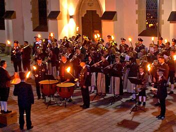 Ein ergreifendes Bild boten die Musiker sowie die Fackelträger beim großen Zapfenstreich in Steinwiesen vor der Pfarrkirche "Mariae Geburt". Foto: Susanne Deuerling