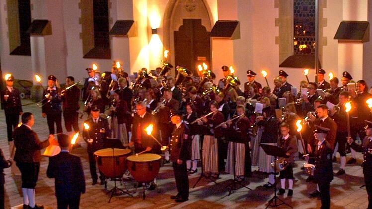 Ein ergreifendes Bild boten die Musiker sowie die Fackelträger beim großen Zapfenstreich in Steinwiesen vor der Pfarrkirche "Mariae Geburt". Foto: Susanne Deuerling