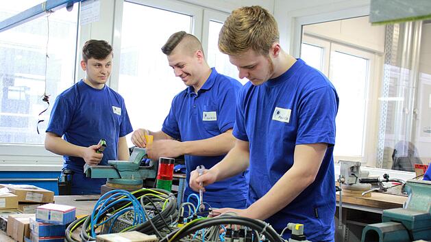 Auszubildende des H&uuml;lsenherstellers Paul und Co arbeiten in der Lehrwerkstatt. Foto: Stephanie Kr&ouml;ckel
