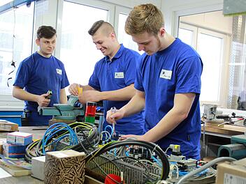 Auszubildende des Hülsenherstellers Paul und Co arbeiten in der Lehrwerkstatt. Foto: Stephanie Kröckel