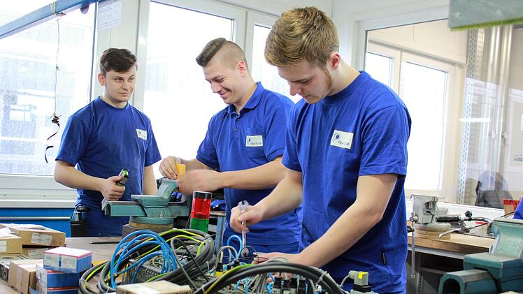 Auszubildende des Hülsenherstellers Paul und Co arbeiten in der Lehrwerkstatt. Foto: Stephanie Kröckel