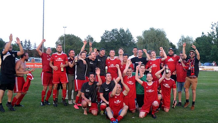 Der TSV 08 Kulmbach hat es heuer in der Relegation besser gemacht als vor einem Jahr und gleich seine erste Chance genutzt: Durch das 1:0 in Heinersreuth gegen den TSV Bindlach kehren die Nullachter in die Kreisliga zurück. Foto: Peter Mularczyk