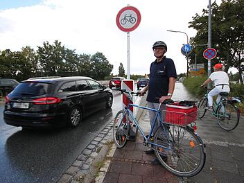 Gerhard Krahl vom ADFC Forchheim wünscht sich einen temporären Pop-Up-Radweg auf der Brücke am Bahnhof in Forchheim. Denn die Eisenbahnbrücke bleibt bis auf weiteres für Radlerinnen und Radler gesperrt. Vorübergehenden Übergangslösungen erteilt das Staatliche Bauamt Bamberg eine klare Absage:  Foto: Ronald Heck