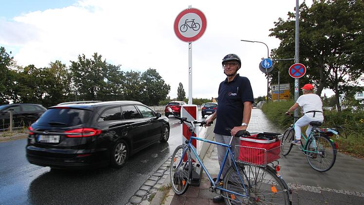 Gerhard Krahl vom ADFC Forchheim wünscht sich einen temporären Pop-Up-Radweg auf der Brücke am Bahnhof in Forchheim. Denn die Eisenbahnbrücke bleibt bis auf weiteres für Radlerinnen und Radler gesperrt. Vorübergehenden Übergangslösungen erteilt das Staatliche Bauamt Bamberg eine klare Absage:  Foto: Ronald Heck