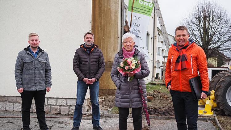 Projektleiter Tim FIscher (von links), Technischer Leiter Bernd Heinrich und Geschäftsführender Vorstand Josef Gerstl (rechts) überreichten Langzeitmieterin Hannelore Pohl einen Blumenstrauß als Entschädigung für den Baulärm.
