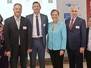 Logistikexperten wie Christoph Tripp (4. v. l.), Professor für Distributionslogistik und Handelslogistik an der Technischen Hochschule Nürnberg, diskutierten beim Tag der Logistik über die Branchenthemen der Zukunft.