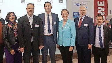 Logistikexperten wie Christoph Tripp (4. v. l.), Professor für Distributionslogistik und Handelslogistik an der Technischen Hochschule Nürnberg, diskutierten beim Tag der Logistik über die Branchenthemen der Zukunft.